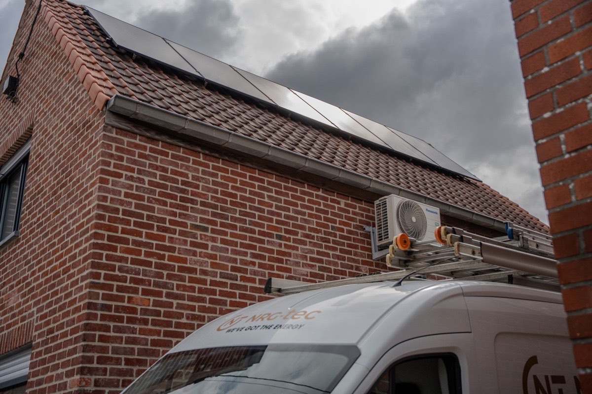 Woning met zonnepanelen, warmtepomp en NRG-TEC bestelwagen