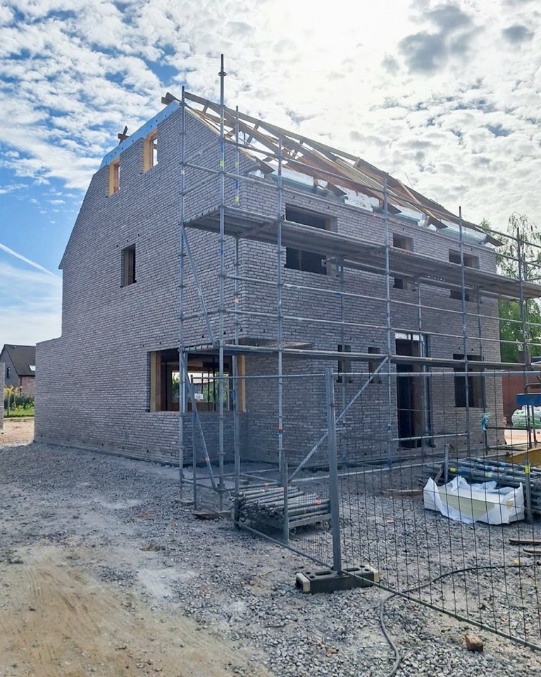 Ruwbouw van een woning met steigers, een werf van Qualibuild